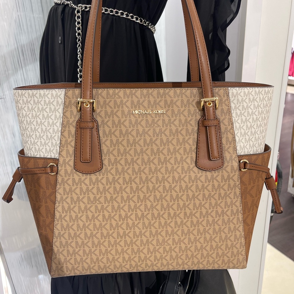 Michael Kors Voyager Lg Color-Block Signatur Logo Top Zip EW Shoulder Tote
Camel - Picture 7 of 16